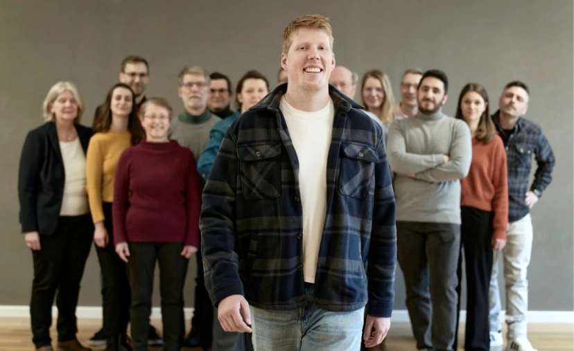 Lennard Burmeister der auf die Kamera zu geht