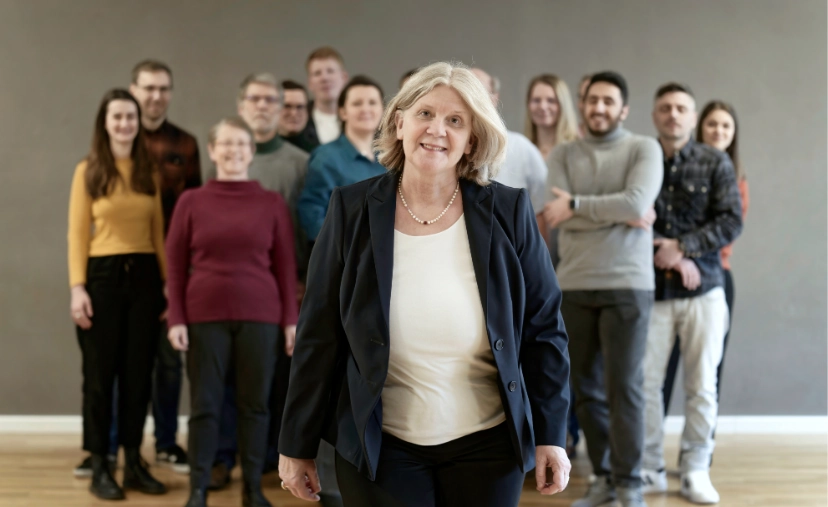 Wiebke Saager wie sie auf die Kamera zu geht