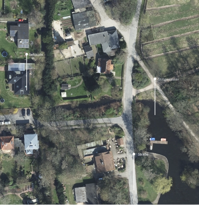 Luftbild mit markierten Objekten wie Gebäude, Straße und Stillgewässer