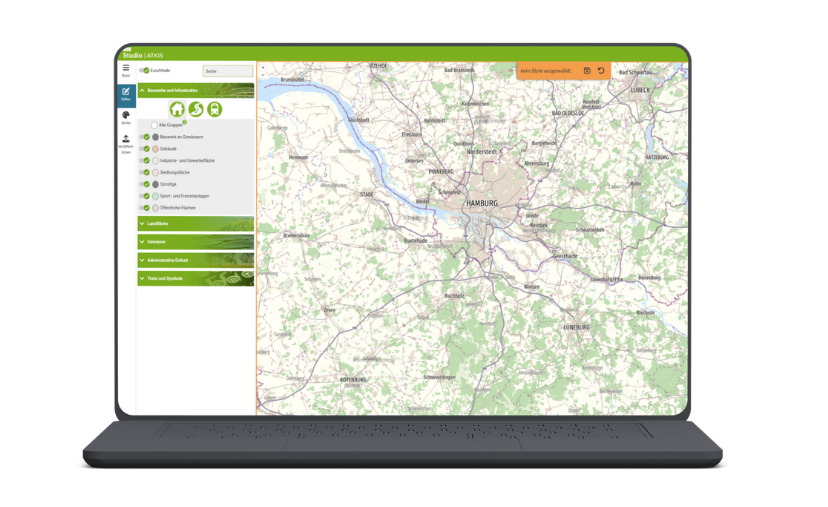 Laptop mit digitaler Kartenanwendung und Stadtansicht von Hamburg