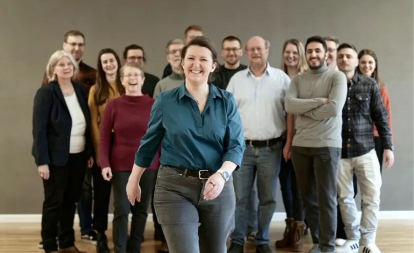 Wiebke Saager wie sie auf die Kamera zu geht