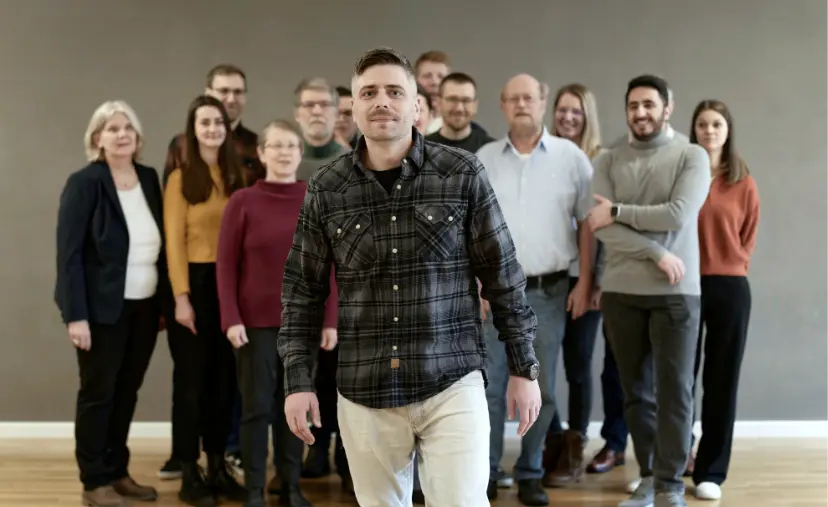 Meinolf Asshoff der auf die Kamera zu geht