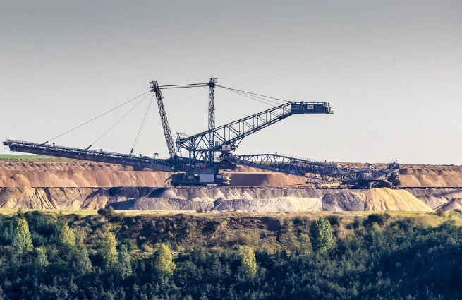 Braunkohletagebau mit großem Schaufelradbagger und Abraumhalden