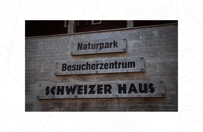 Schild des Naturpark Besucherzentrums schweizer Haus an deren Gebäude