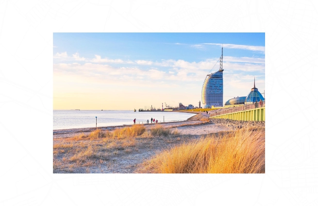 Küstenlandschaft in Bremerhaven mit Strand, Promenade und Skyline